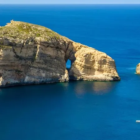 Seaside Charmer Townhouse Prime Spot Nyaraló Sliema