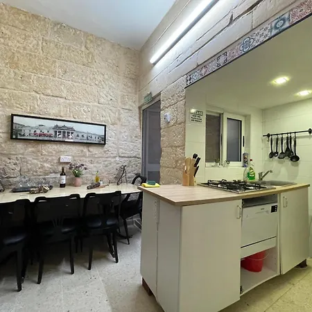 Townhouse For 12, July Deal, Historic Charm, Steps To Seafront View & Bars & Promenade *